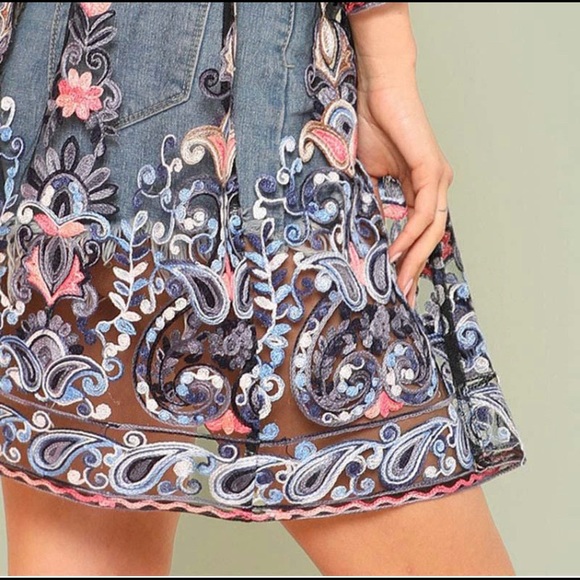 3 for 30$ Clearance Women’s kimono style embroidered top - Picture 3 of 4